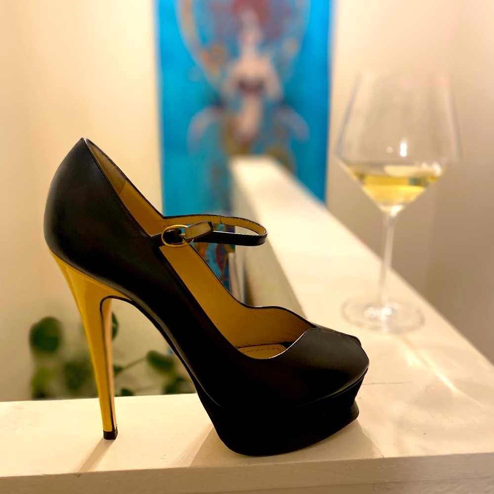 Worn a couple times in great condition very comfy 👠